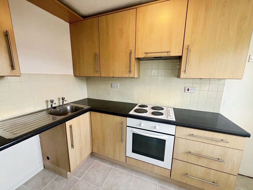 Property photo 3 of 9 Fitted Kitchen