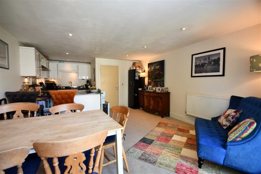 Property photo 3 of 9 Lounge