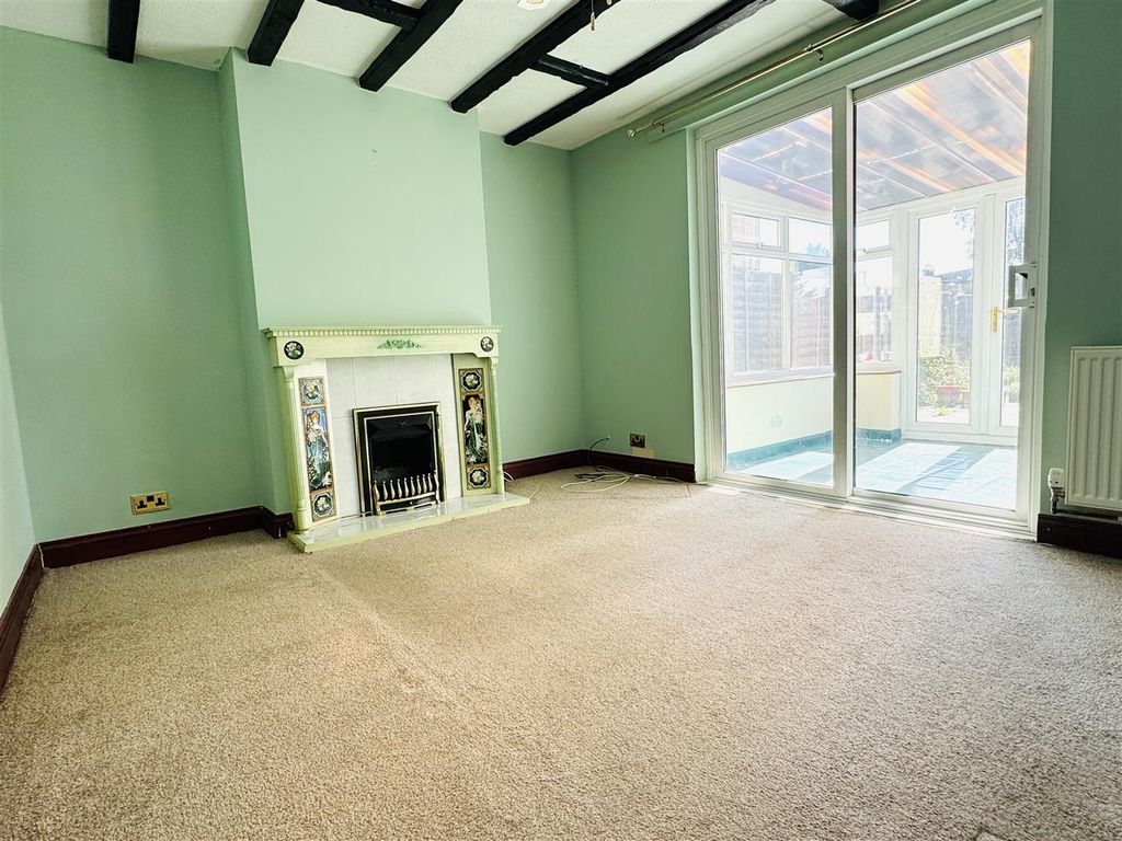 Property photo 3 of 19 Lounge:
