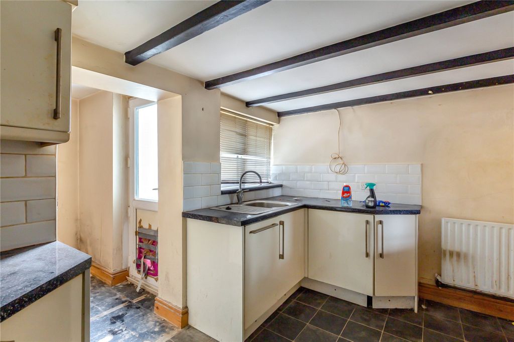 Property photo 3 of 10 Kitchen