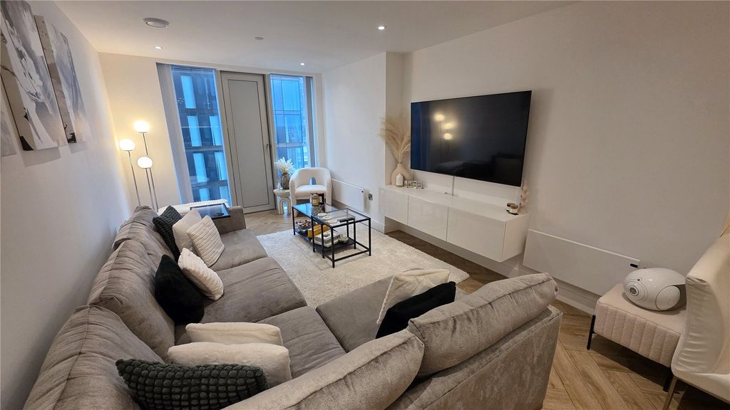 Property photo 1 of 23 Living Room