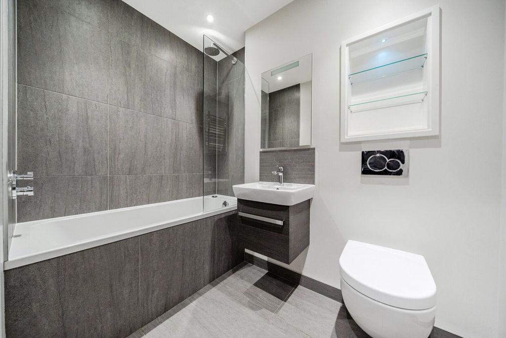 Property photo 2 of 10 Bathroom