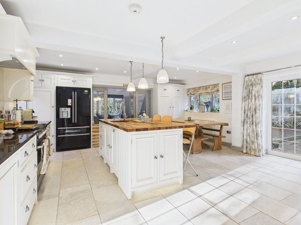 Property photo 3 of 22 Kitchen Breakfast