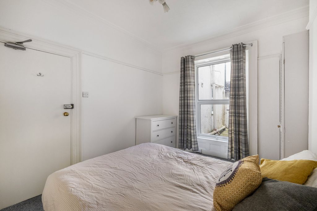 Property photo 3 of 11 0003