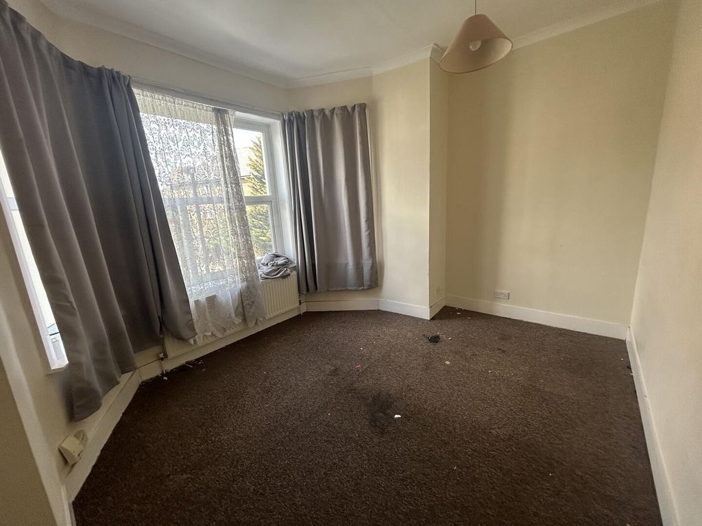 Property photo 3 of 6 Living Room