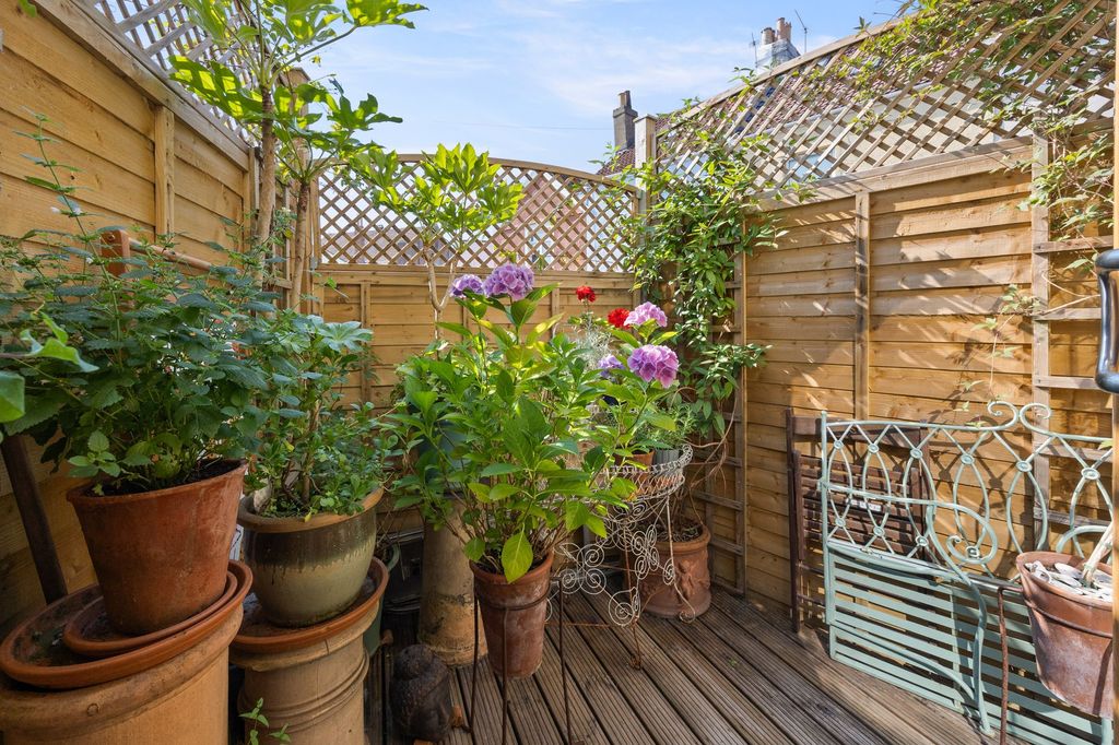 Property photo 2 of 25
