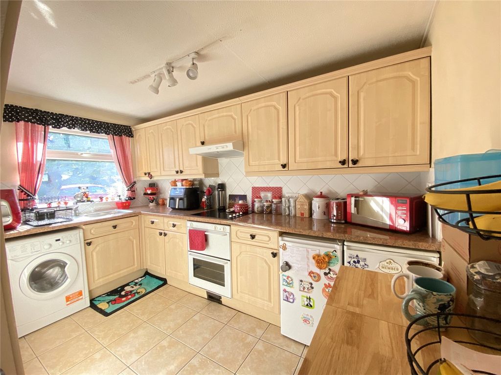 Property photo 3 of 7 Kitchen