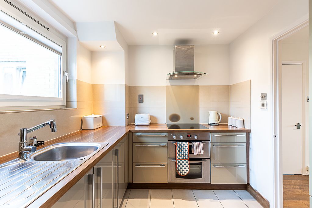 Property photo 2 of 28