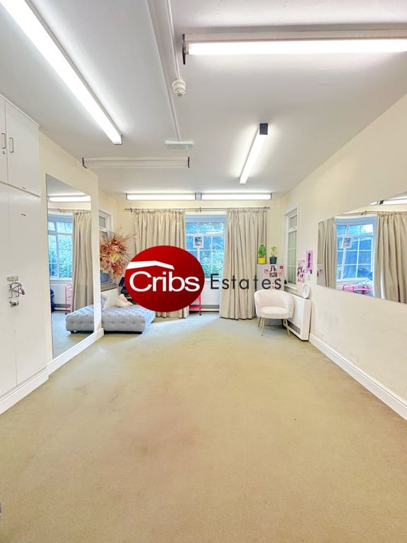 Property photo 1 of 11 Double Ensuite Room To Rent In Kt3 ( Couple )