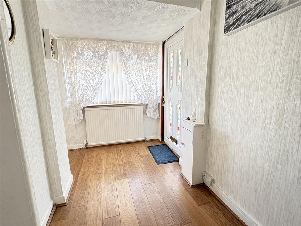 Property photo 3 of 22 Entrance Hall