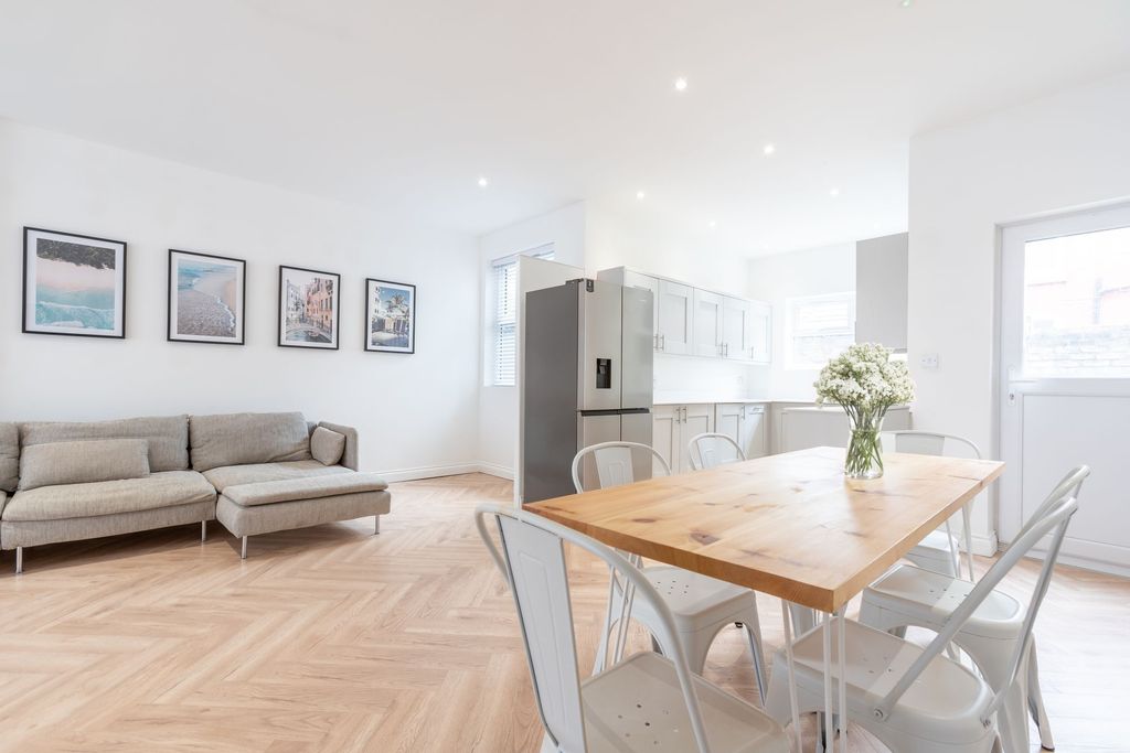 Property photo 2 of 15 Bright, Contemporary Open-Plan Living And Dining A...