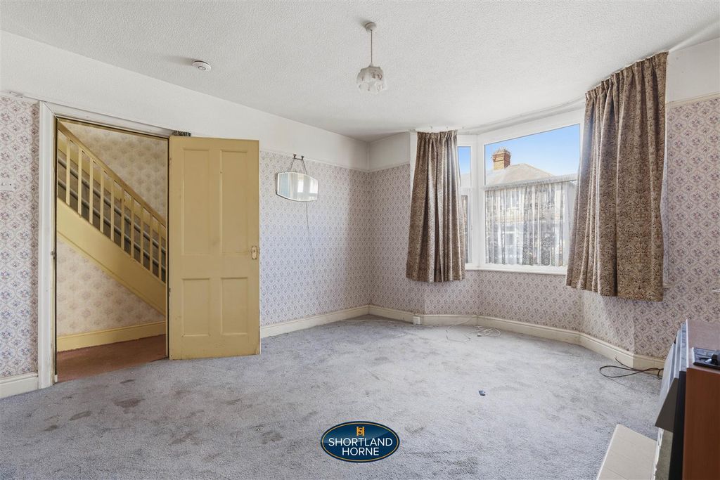 Property photo 3 of 21 57 Holborn Avenue (15 Of 20).Jpg