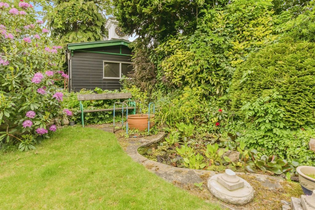 Property photo 3 of 21 Gardens: