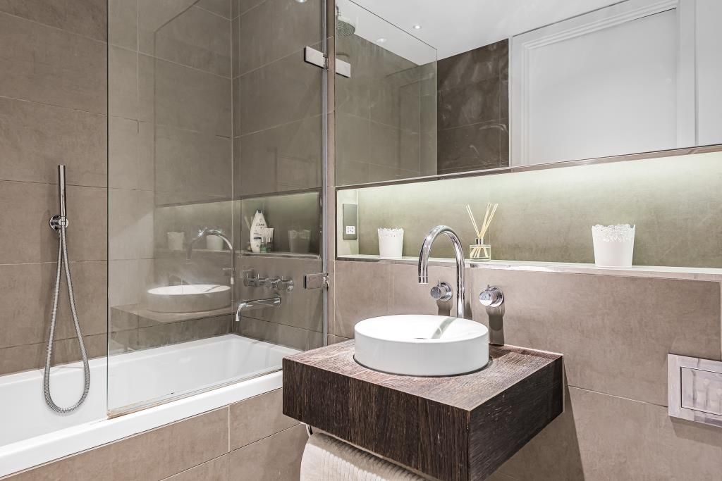 Property photo 3 of 11 Bathroom