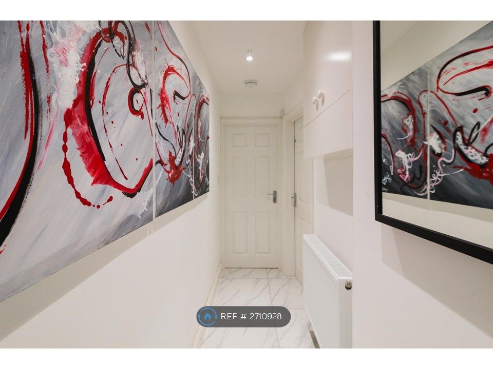 Property photo 3 of 18 Entrance Hallway