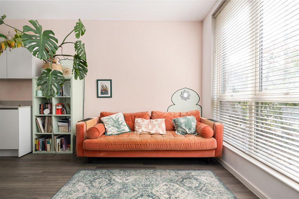 Property photo 2 of 17 Troubridge Square, E17