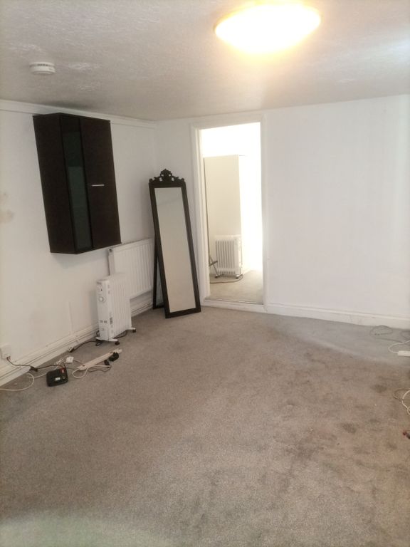 Property photo 1 of 5 1-Bedroom Flat Â€“ Bridge Road, Grays Rm17 6Bu