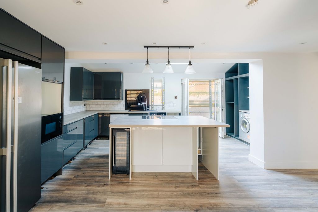 Property photo 3 of 17 16