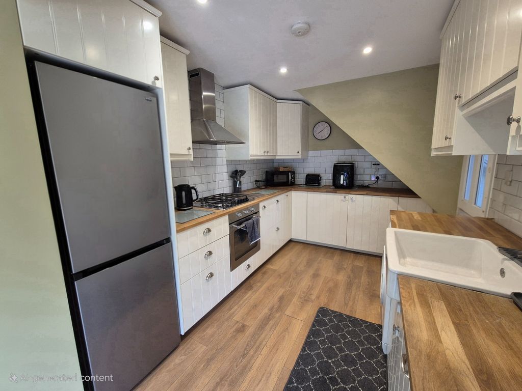Property photo 3 of 10 4385073