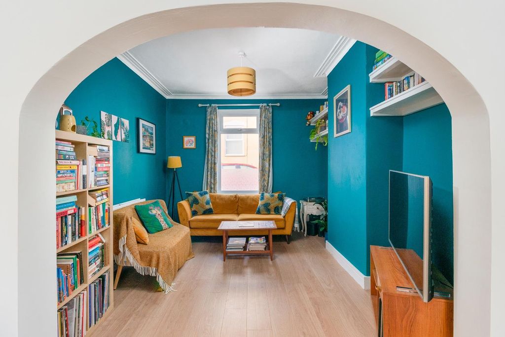 Property photo 3 of 33 1M3Svp - Living Room E.Jpg