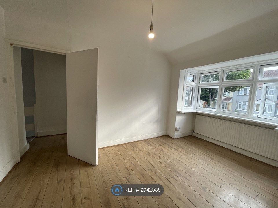 Property photo 3 of 14 Upstairs Bedroom