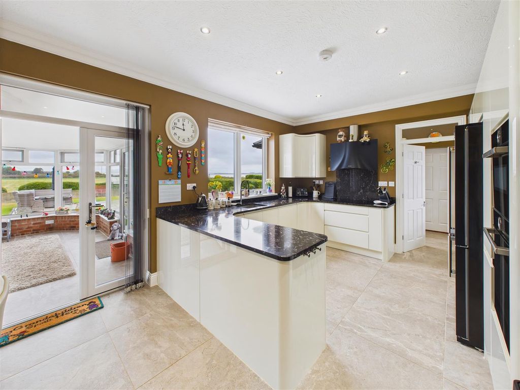 Property photo 3 of 23 Breakfast Kitchen
