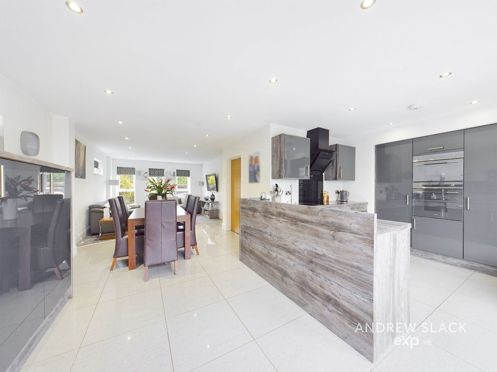 Property photo 3 of 34