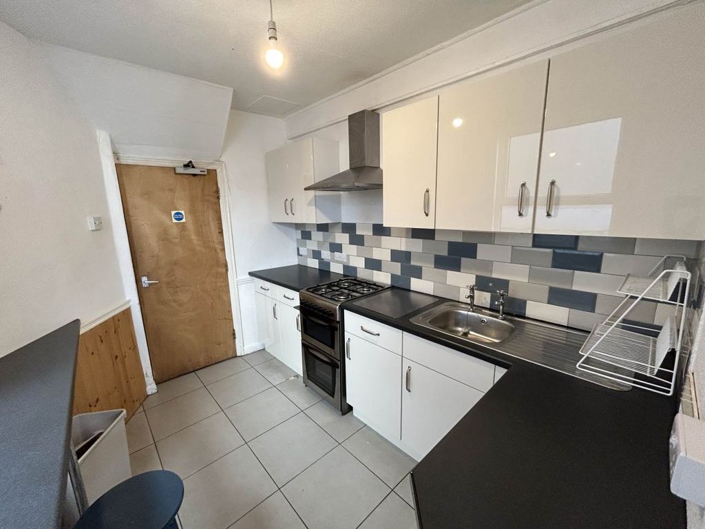 Property photo 3 of 11 Kitchen