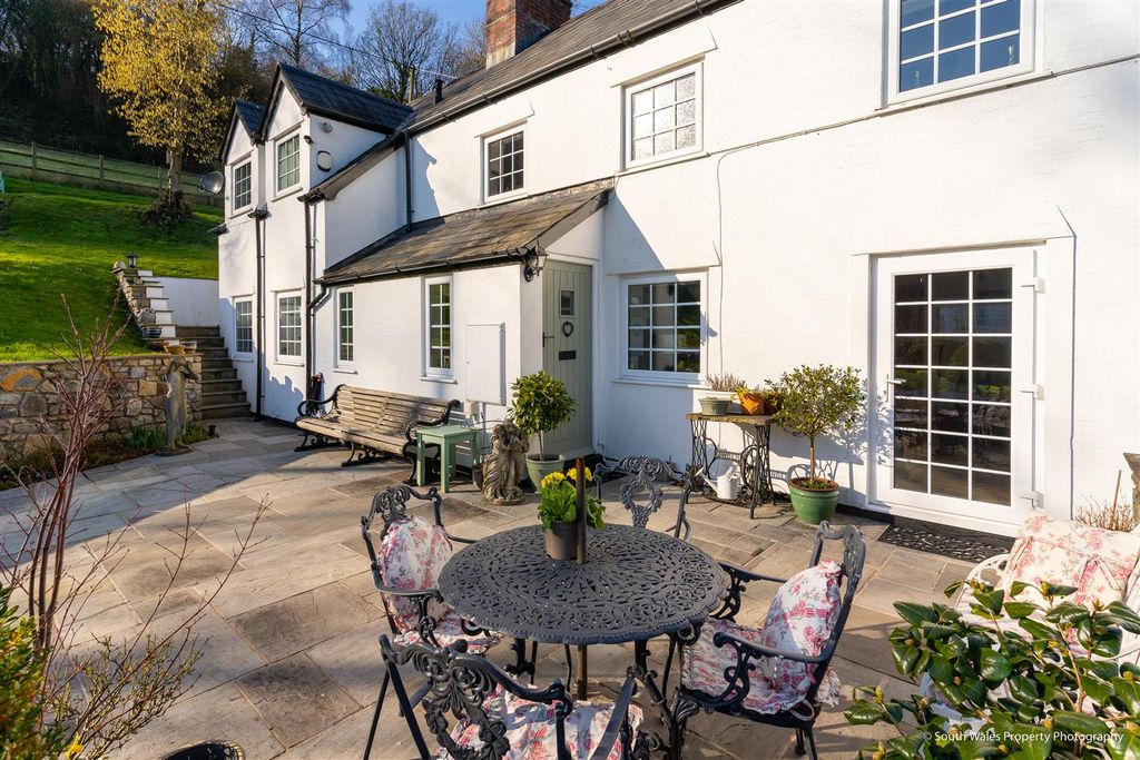 Property photo 2 of 32