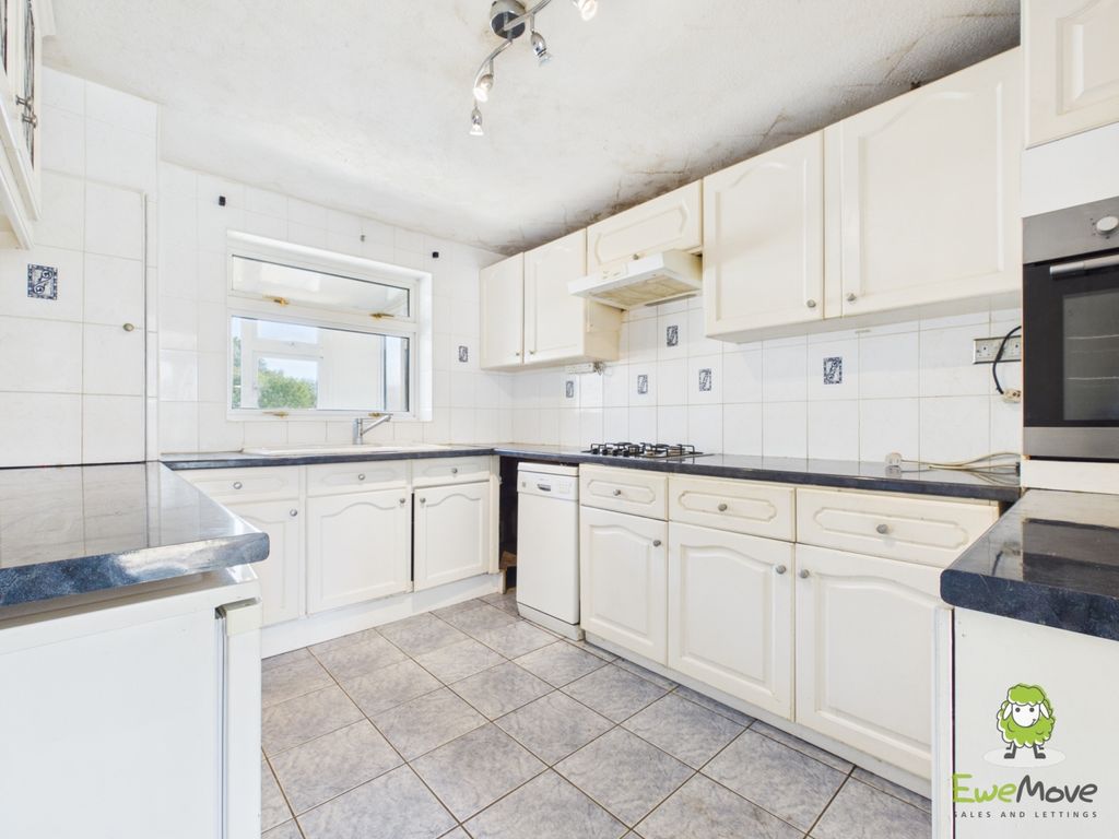 Property photo 2 of 11 Ewemove Estate Agents Basingstoke - Gilbert Close