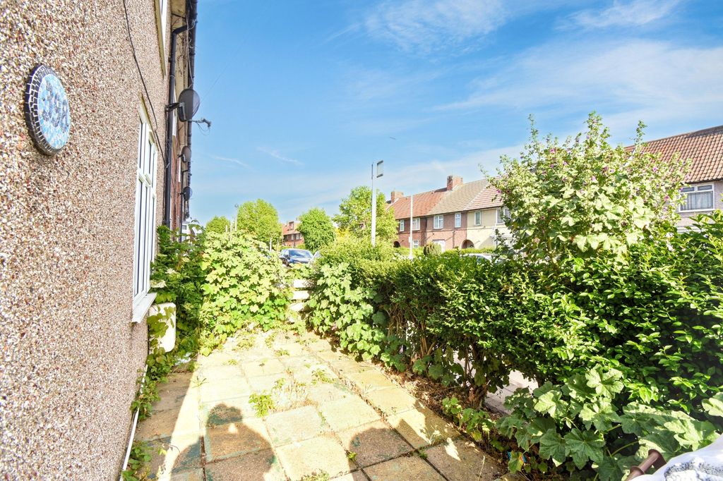 Property photo 3 of 19 398 Hedgemans Road, Dagenham, Essex, Rm9 6Bu