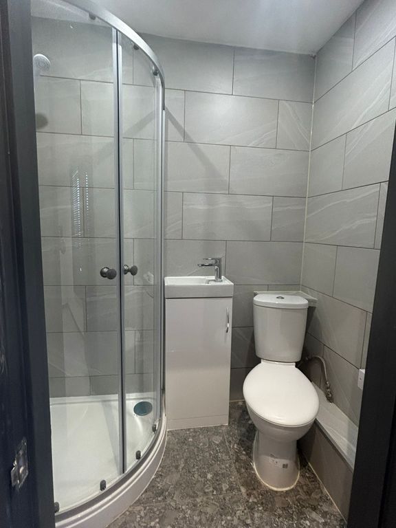 Additional image 4 of 6 bed shared accommodation to rentRaymond Crescent, Guildford GU2