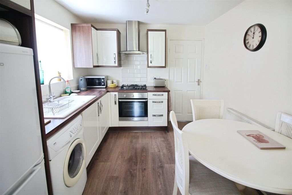 Property photo 3 of 11 Kitchen