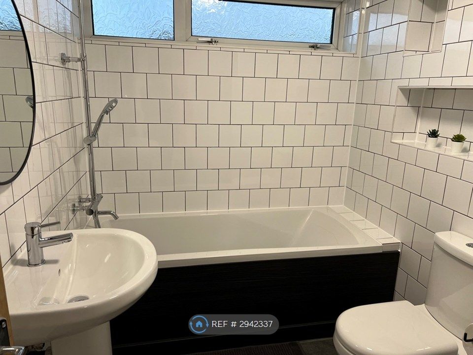 Property photo 2 of 9 Bathroom 4