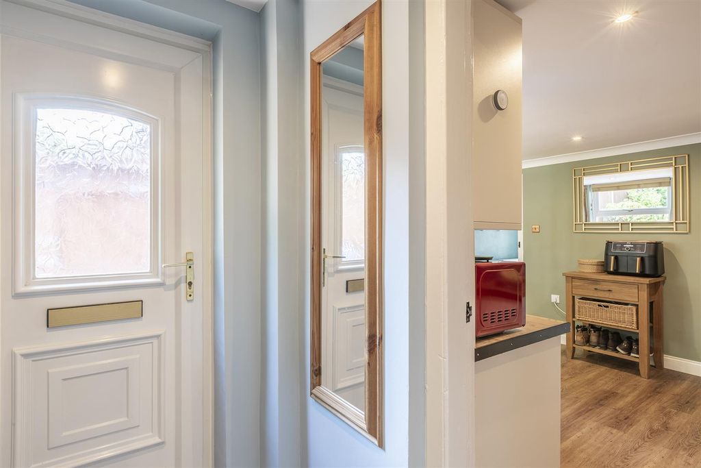 Property photo 3 of 26 Entrance Hall