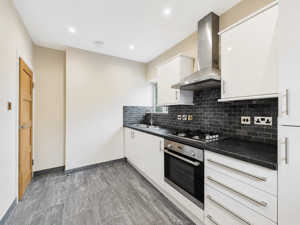 Property photo 1 of 7 2 Bed Flat To Rent Rochester Gardens, London Cr0