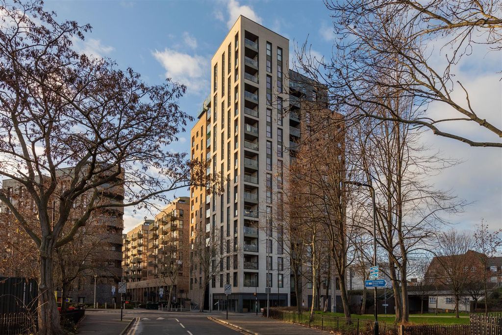 Property photo 1 of 47 Track Street, E17