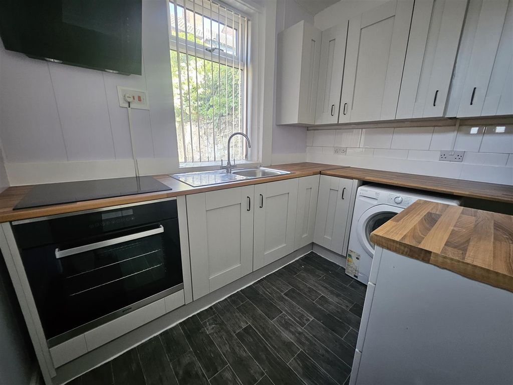 Property photo 2 of 7 Kitchen