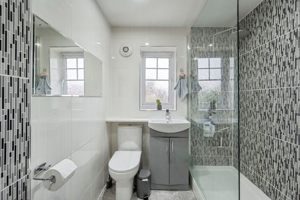 Property photo 3 of 18 Bathroom