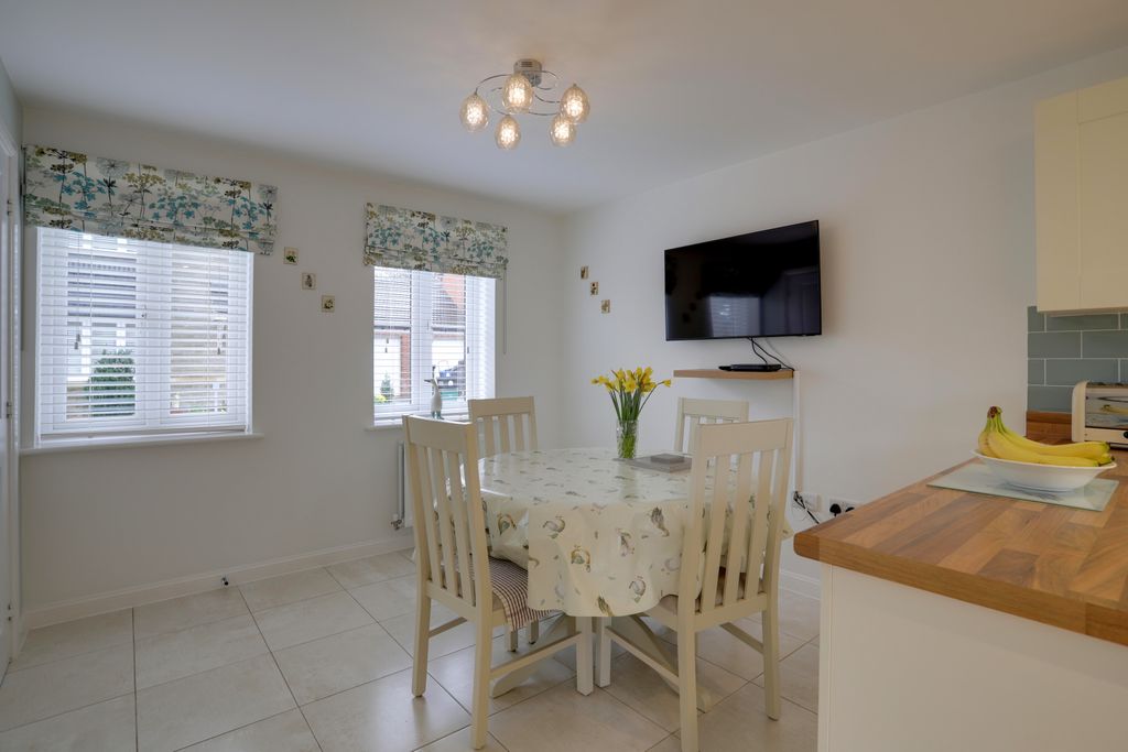 Property photo 3 of 16 Dining Area