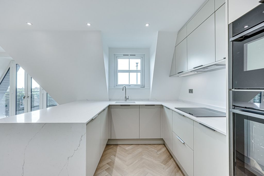 2 bed flat for saleHall Crescent, Benfleet SS7 photo 4