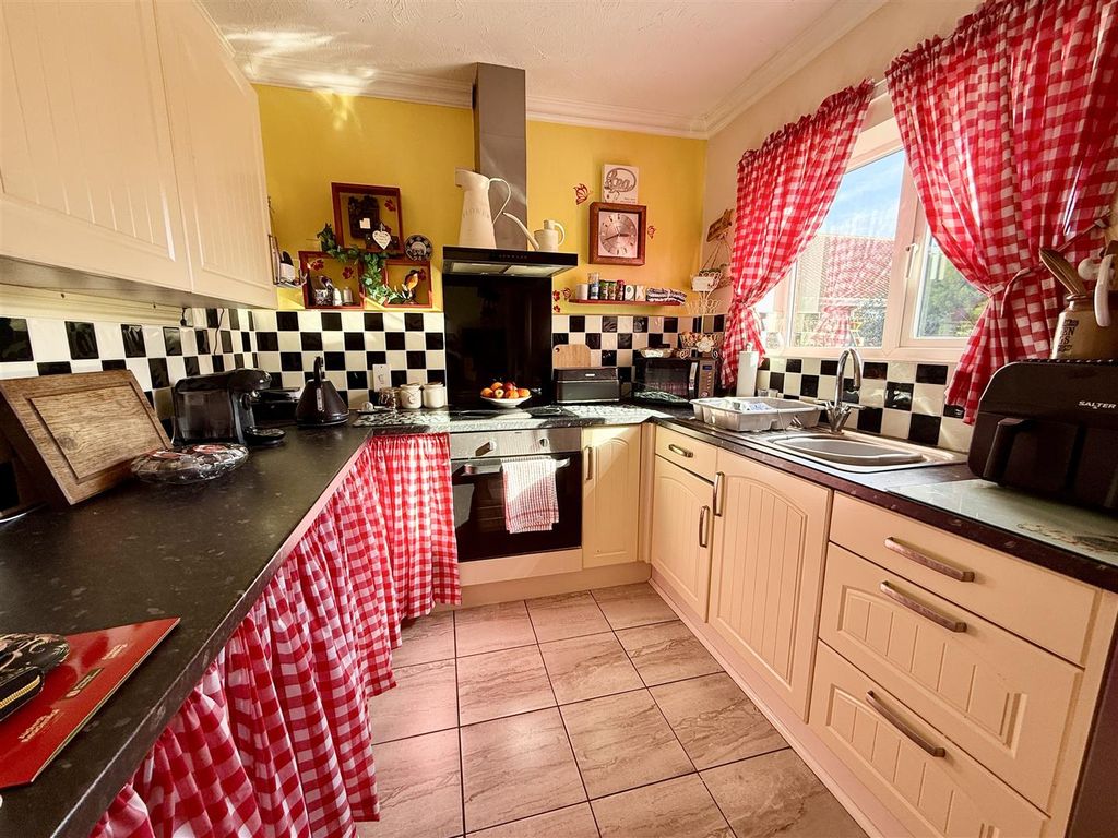 Property photo 3 of 21 Kitchen
