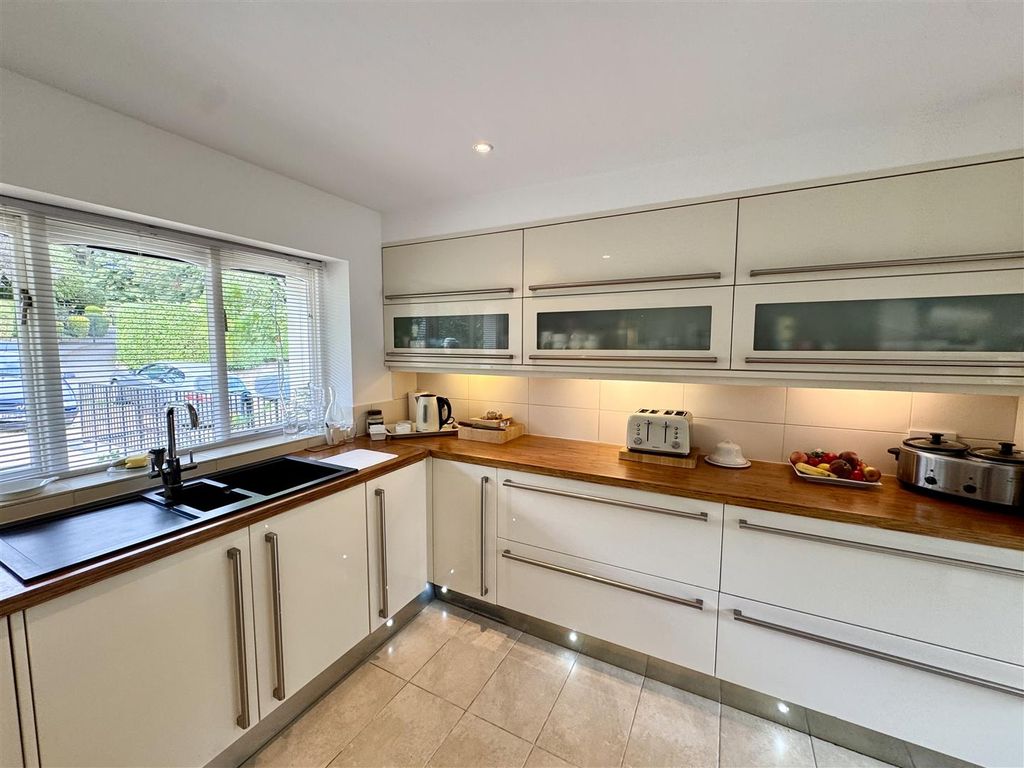 Property photo 3 of 24 Kitchen/Breakfast Room
