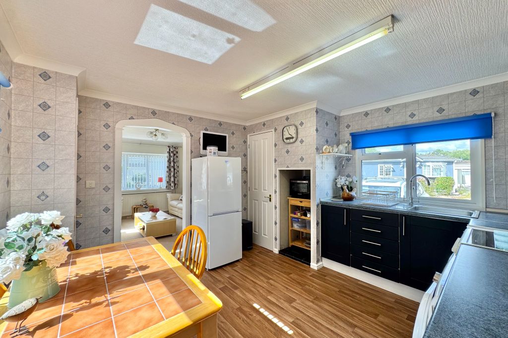 Property photo 3 of 9 Kitchen 1