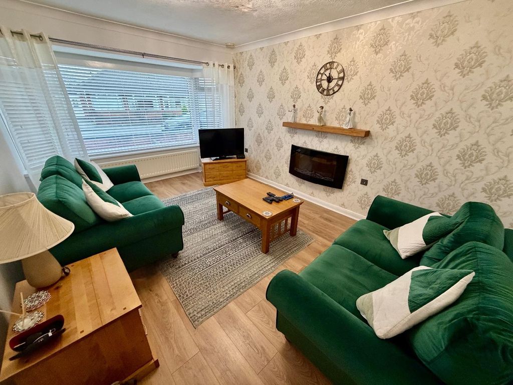 Property photo 2 of 11 Lounge