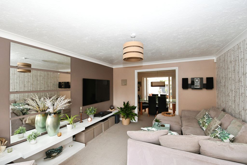 Property photo 2 of 23 Lounge