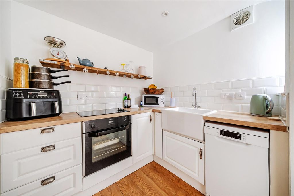 Property photo 3 of 19 Kitchen