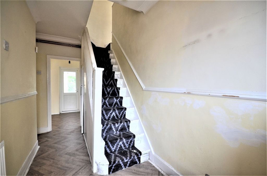 Property photo 1 of 11 Four Bedroom End Terrace House