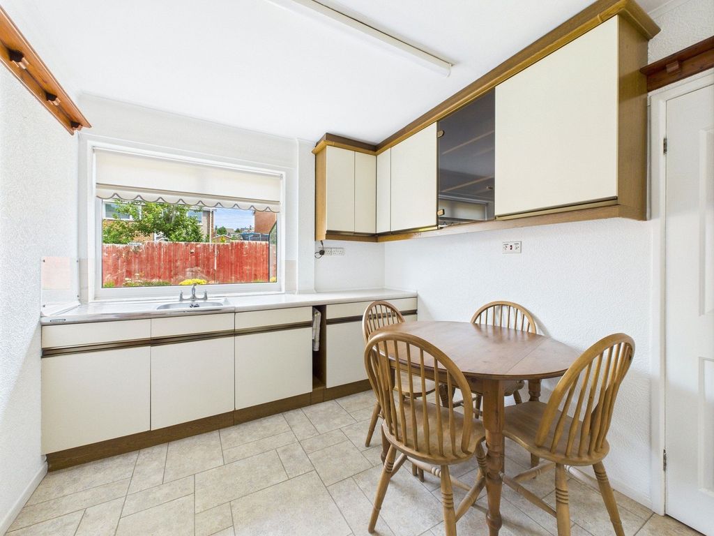 Property photo 3 of 11 Kitchen