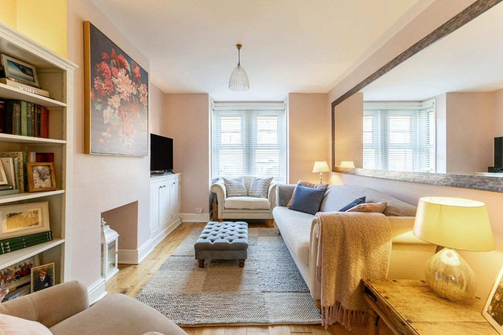 Property photo 3 of 21 105 Harnham Road Reception